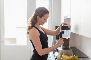 プロテインを飲む女性