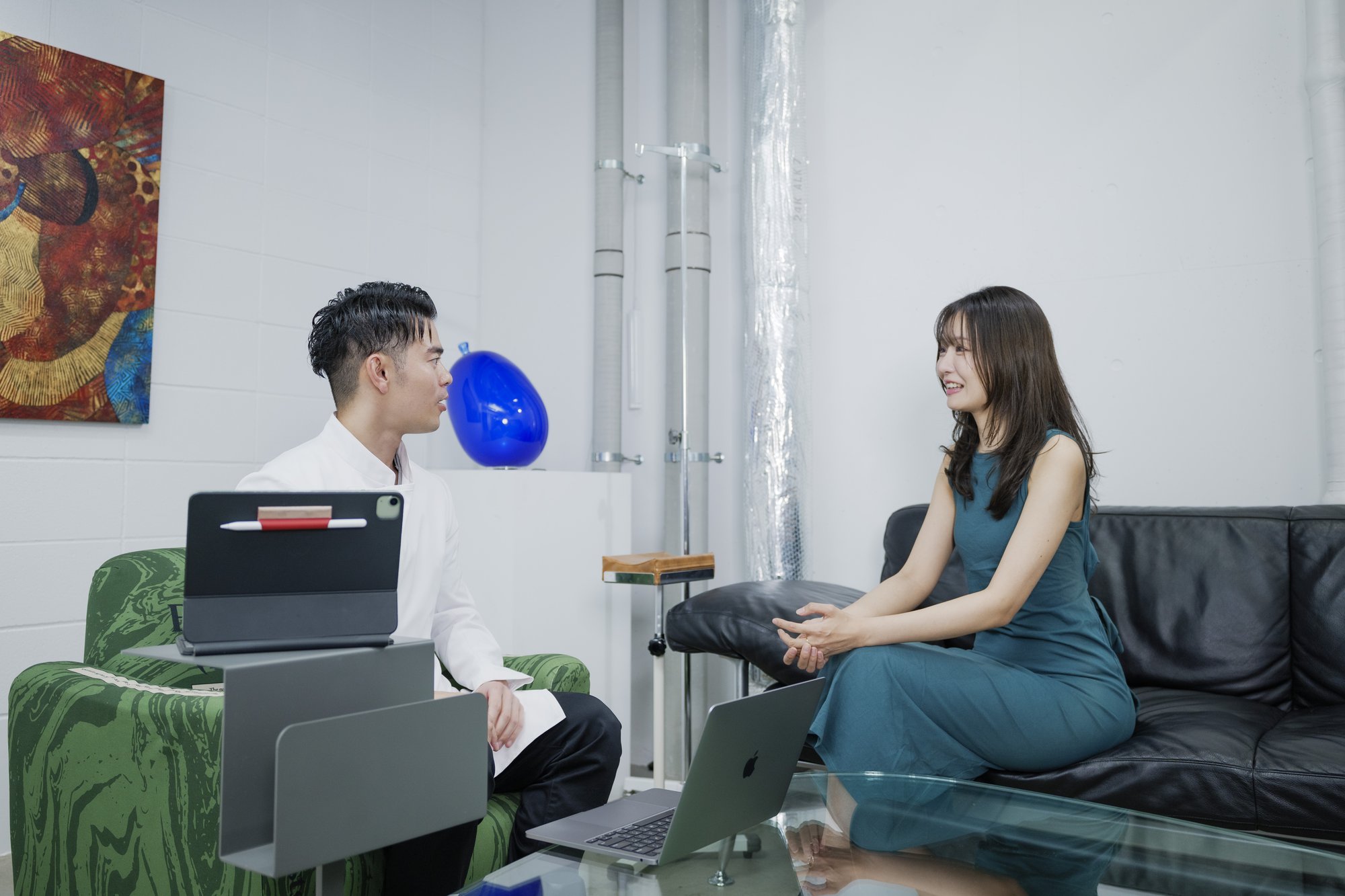 Dr. Shotaro Michishita in consultation with a patient in the VIP room at AFRODE CLINIC, Omotesando Tokyo