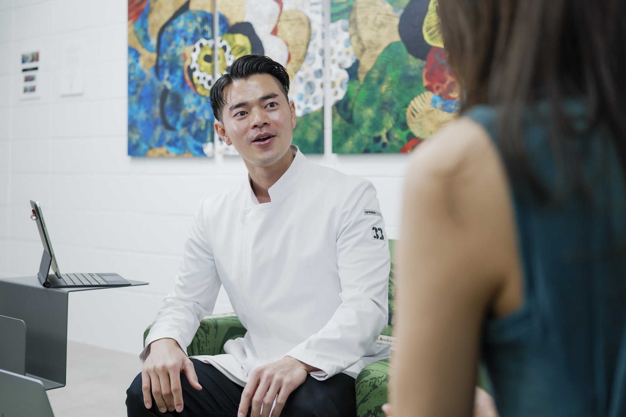 Dr. Shotaro Michishita, Medical Director of AFRODE CLINIC, explaining a treatment to a patient