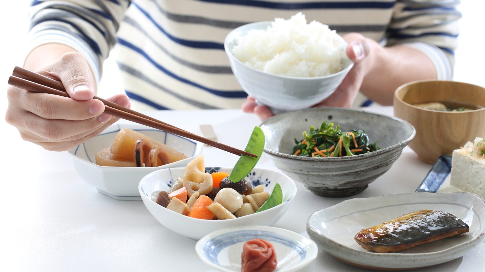 さまざまな食品を組み合わせた和食